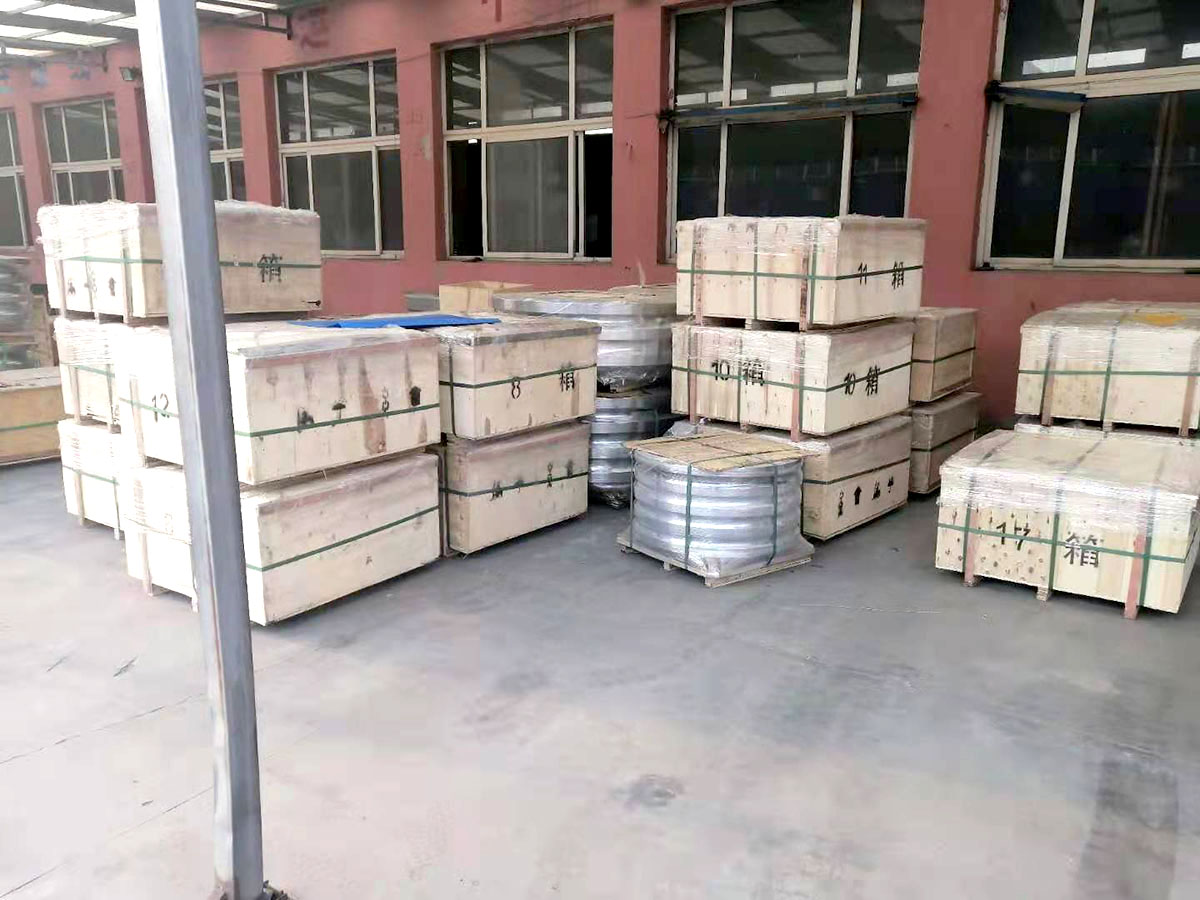 我廠(chǎng)采用(yòng)全自(zì)動數(shù)控機(jī)床及配套的(de)系列檢測設備進行(xíng)生(shēng)産